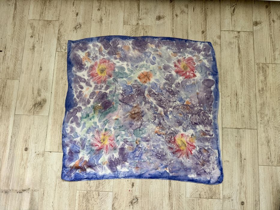 Ręcznie malowany szal jedwabny 100% – crepe georgette – 92 × 85 cm