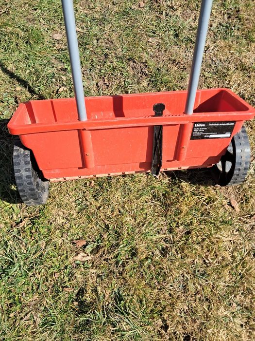 Siewnik do trawy lub nawozu