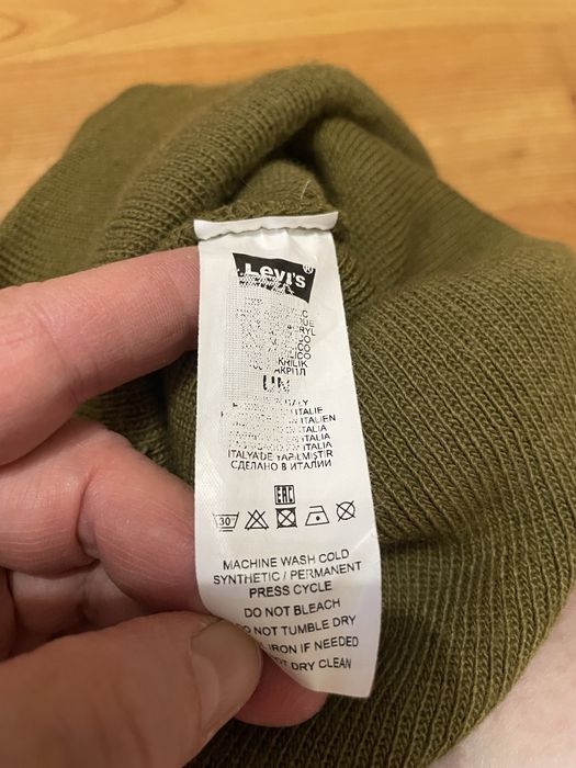 Шапка Levis унисекс подойдет и парню и девушке,состав акрил.Оригинал.