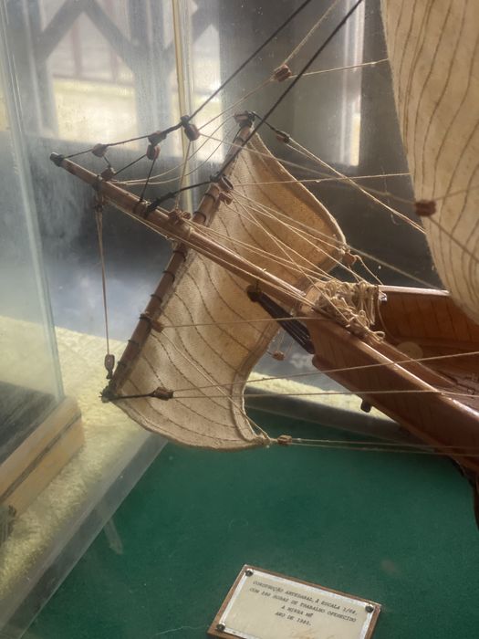 Modelo barco de madeira