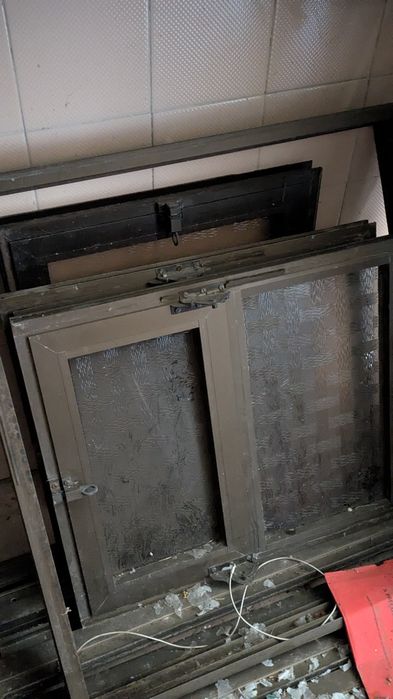 Conjunto de Portas, Janelas e Montra em Alumínio Castanho – Usados – Vidro Simples – Bom Estado