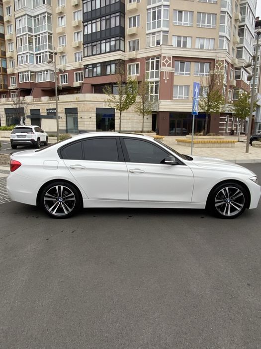 BMW 3 Series  330i  2016 рік 2,0