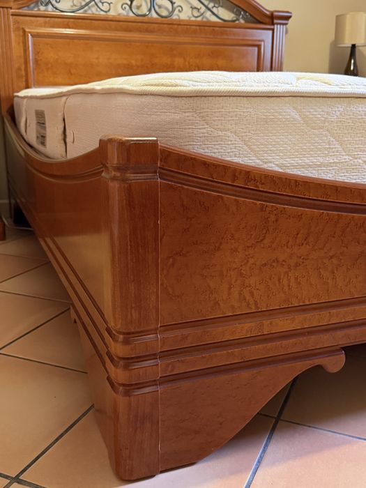 Cama vintage de madeira maciça