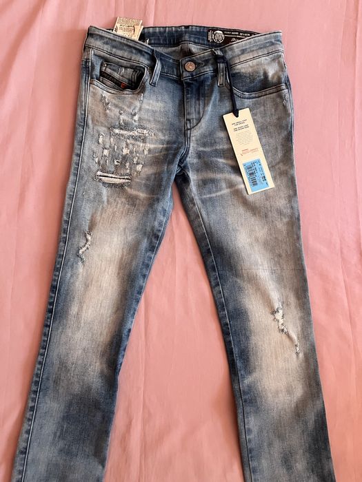 Wyprzedaż końcówek spodnie damskie Diesel.