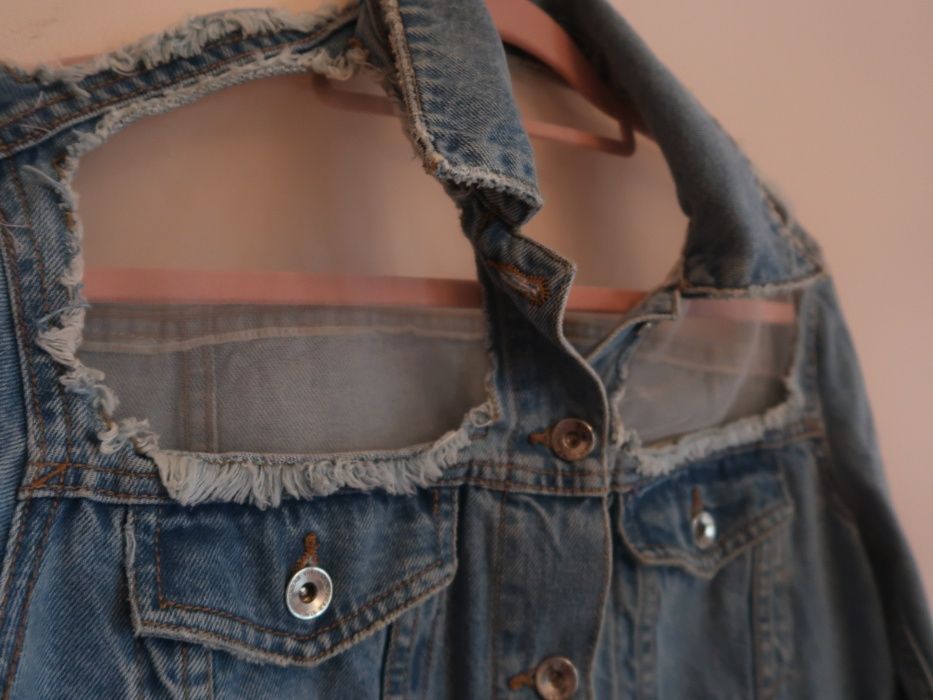 Casaco de ganga com transparências nos ombros