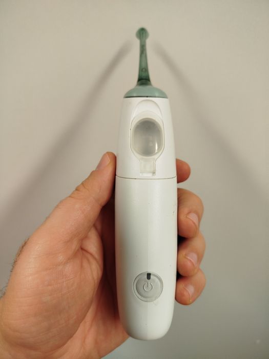 Іригатор Philips Sonicare AirFloss HX8140, працює