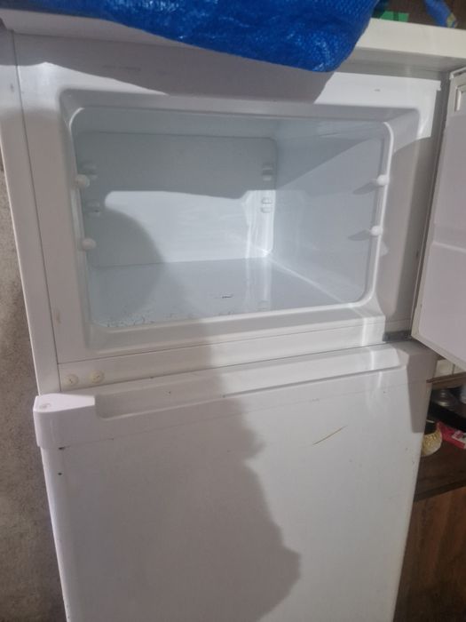 Frigorífico de duas portas a trabalhar