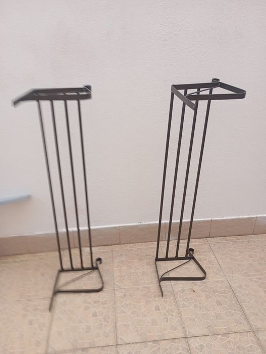 Duas prateleiras de ferro.