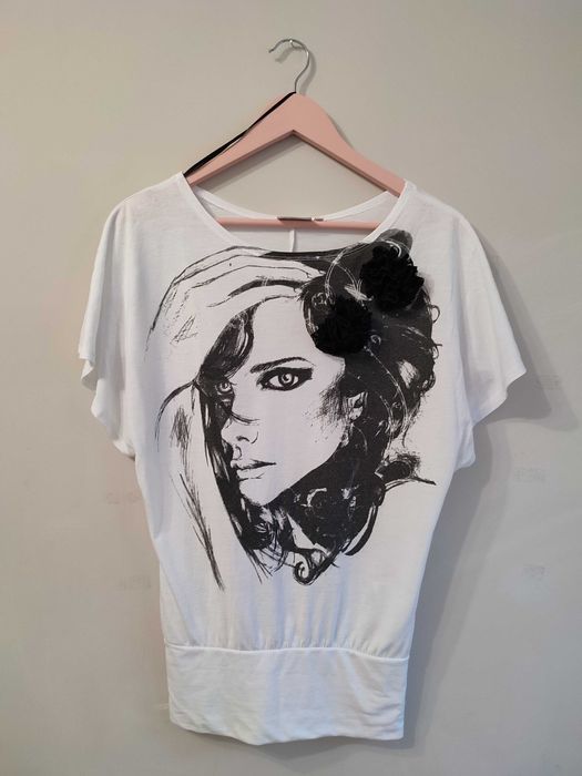 Bluzka nietoperz z twarzą kobiety