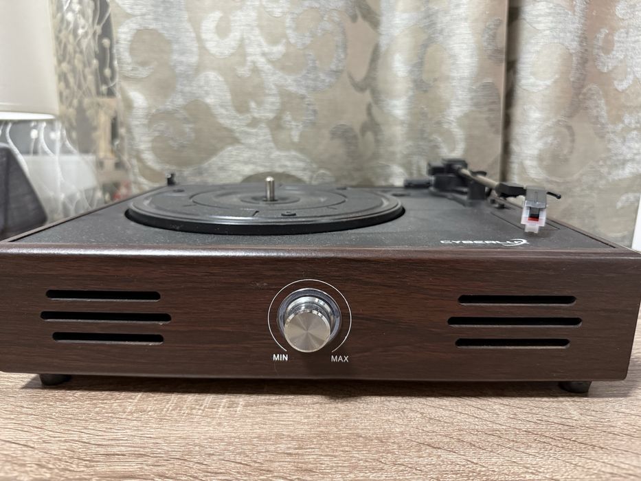 Програвач для вінілових пластинок,з можливістю підʼєднання до блютуз