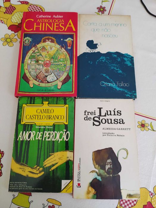 Livros variados em bom estado