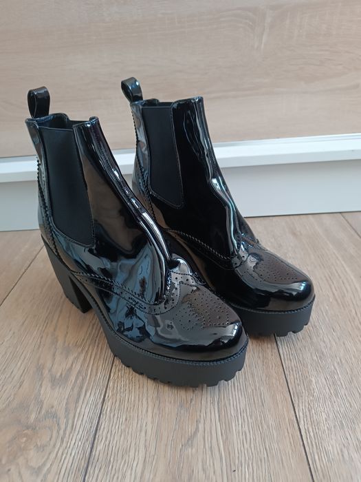 Czarne lakierowane botki
