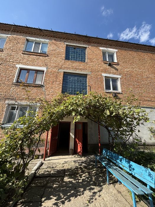 р 2-кімнатна квартира на 1 поверсі — зроби ремонт на свій смак!