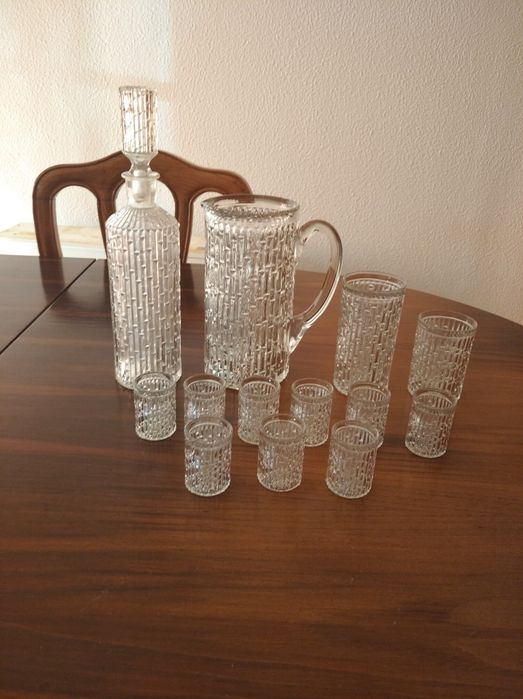 Conjunto de garrafa, jarro e copos