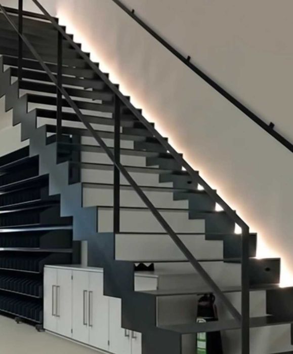 Schody do domu na konstrukcji stalowej