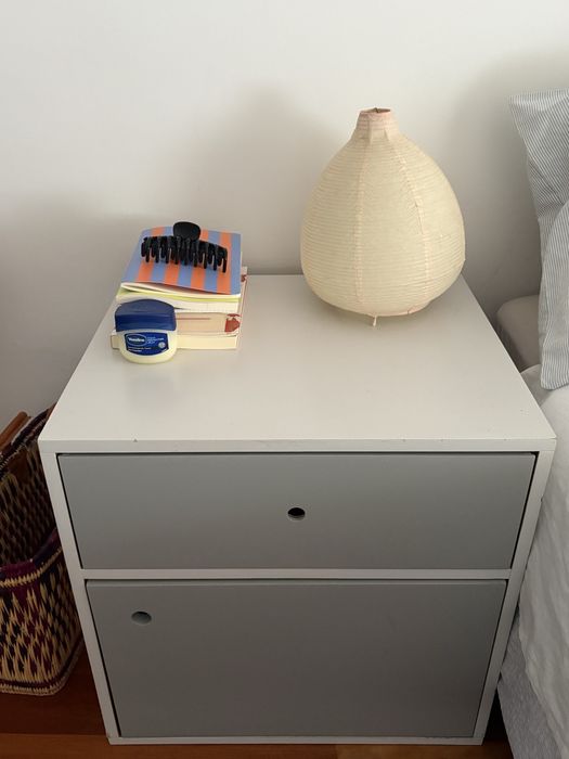 2 Mesinhas de Cabeceira Cinzentas - Muita organização