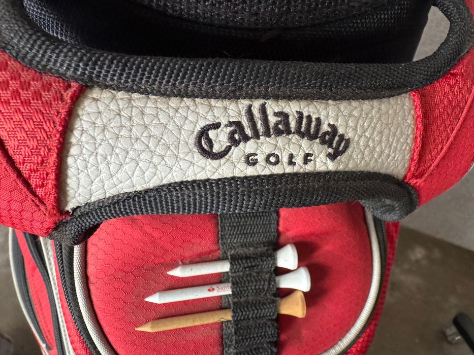 Saco de golf Callaway com conjunto de tacos.