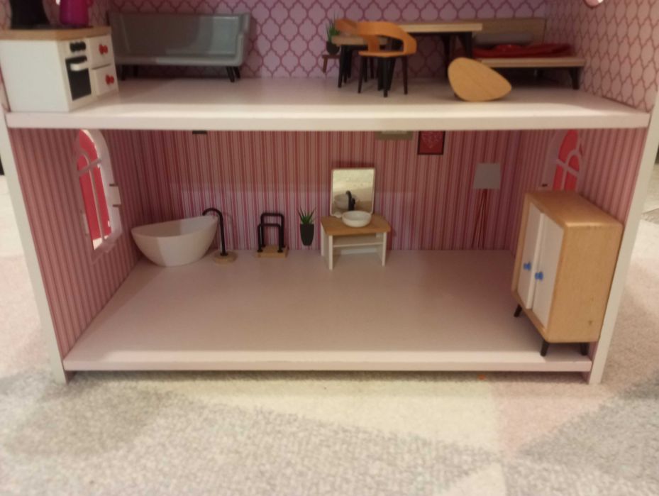 Domek dla lalek z wyposażeniem.