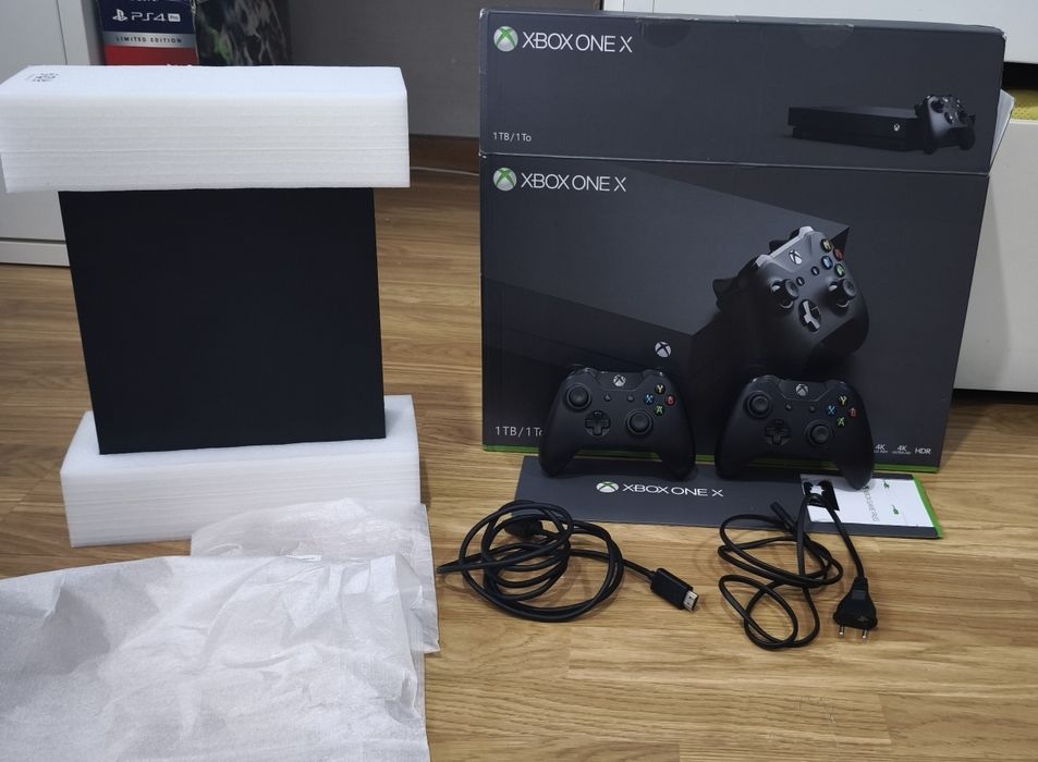 XBOX ONE X com caixa e 2 comandos
