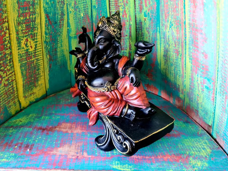 Ganesha em banco de pavão