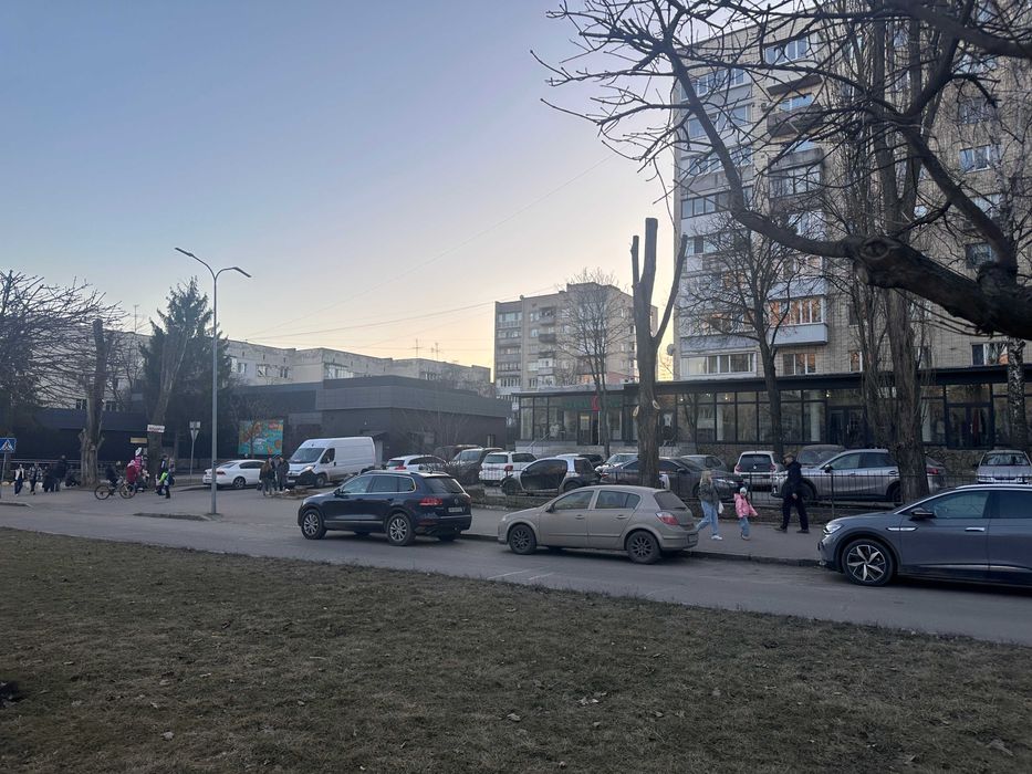 Оренда фасадного магазину Космонавтів поруч з АТБ