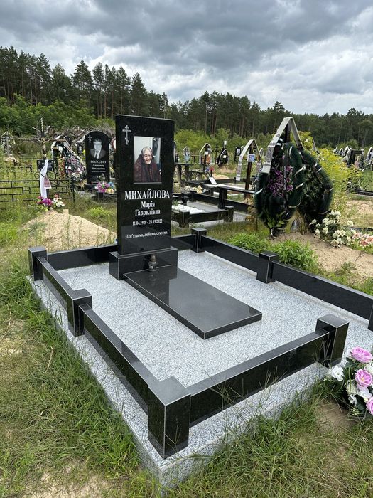 Пам’ятники  Бетонні памʼятники