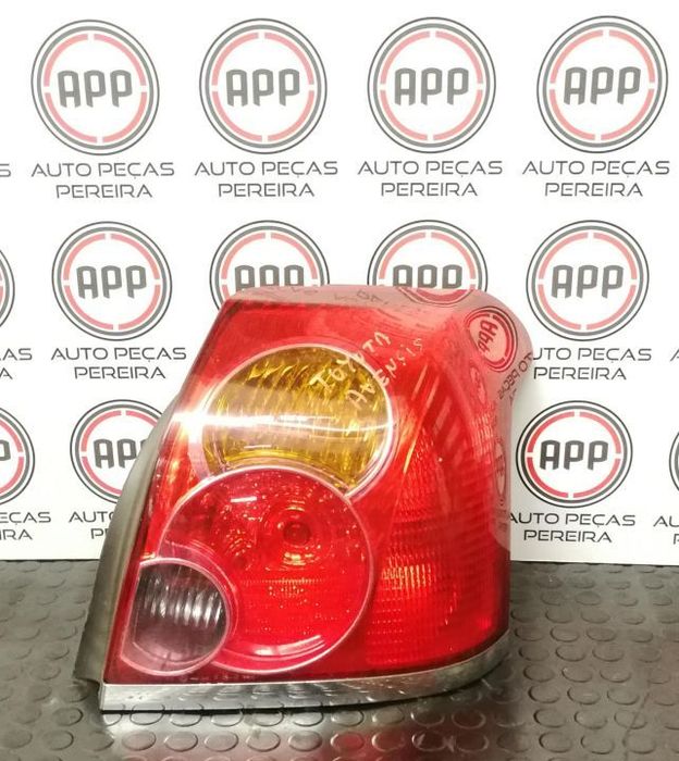 Farolins Avensis T25 de 2008, 5 portas, esquerdo e direito, traseiro