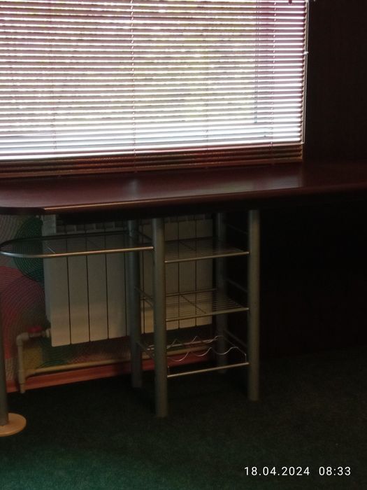 Стол с полками и баром. В салон, офис, и т.д.