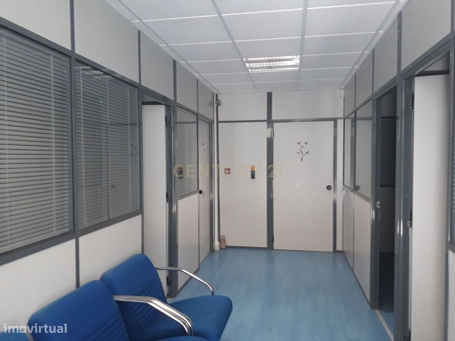 300 m² Warehouse and Office in the Heart of Porto