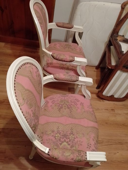 Piękne stylowe foteliki medaliony w białym stelażu  komplet