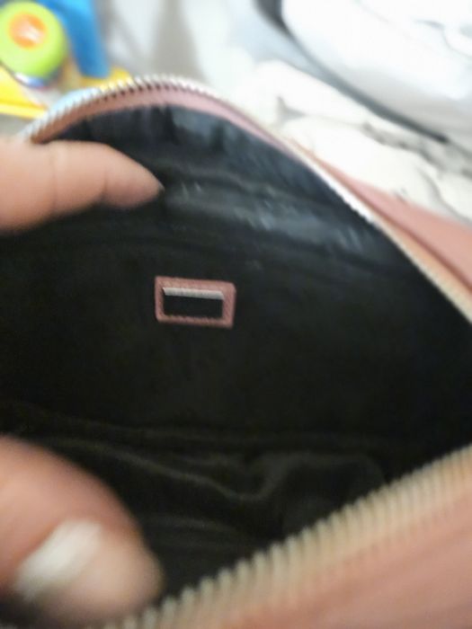 Torebka nerka damska Guess