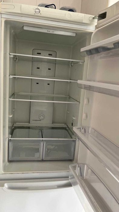 Frigorífico Combinado Hotpoint Ariston A+ No-Frost pouco uso