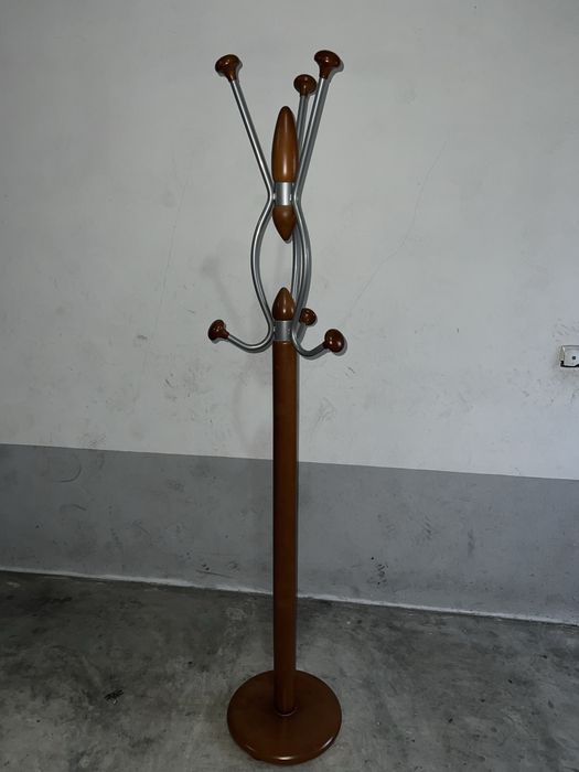 Cabide de pé para roupa.