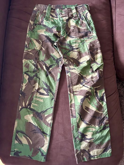 Fardas militares do Exército: 1 casaco; 1 calças; 2 camisas