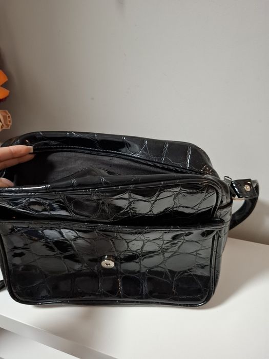 Lakierowana torba na ramię