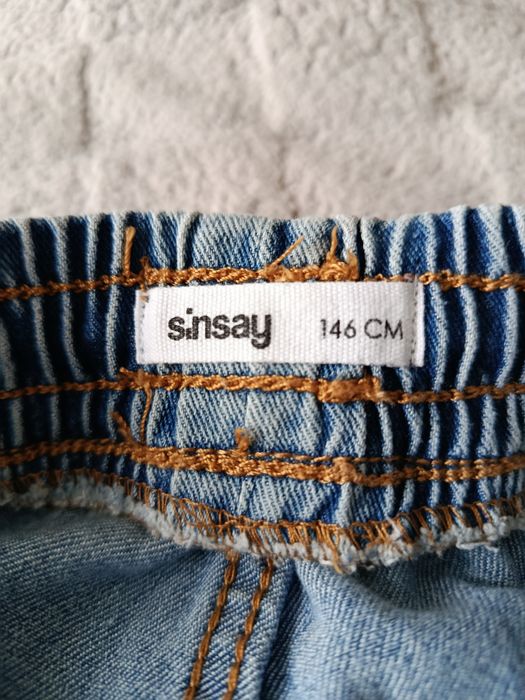 Продам джинсы на рост 146.