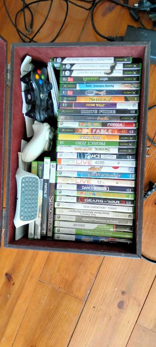 XBOX 360 with Games, Kinect, and 2 Controllers64171737006979122