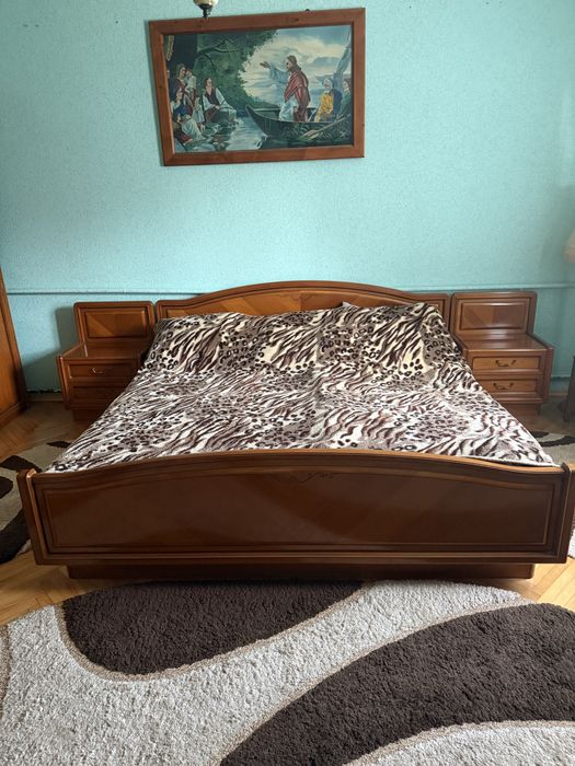 Спальня із натурального дерева в ідеальниу стані