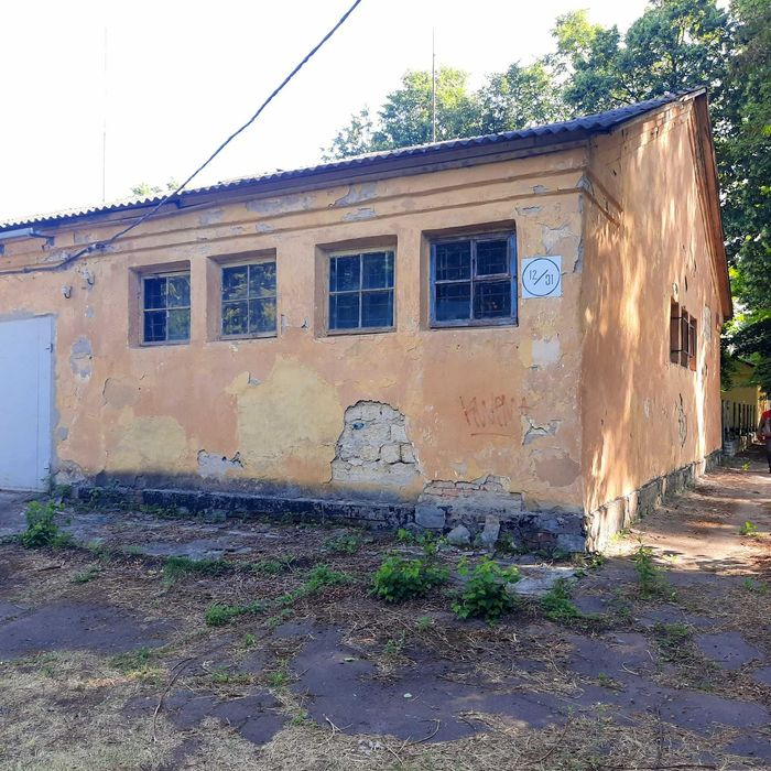 Продам  склад  виробництво  в  місті Прилуки 700 м\кв.