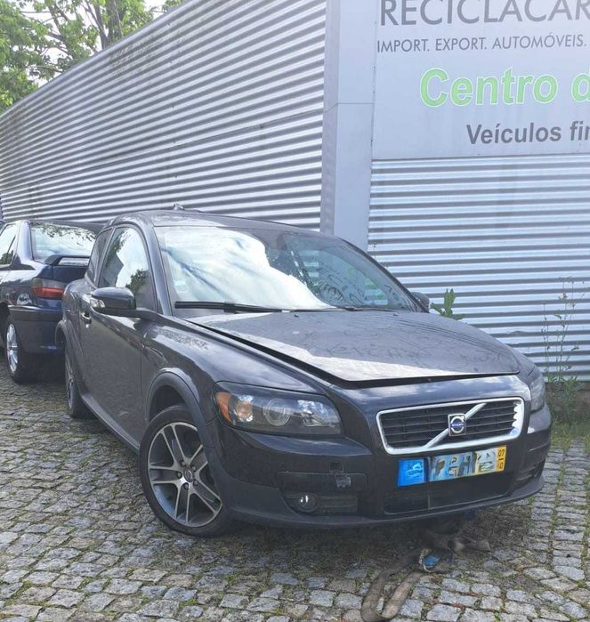 Volvo C30 de 2007 a 1.6 diesel com varias peças prontas para serem reutilizadas