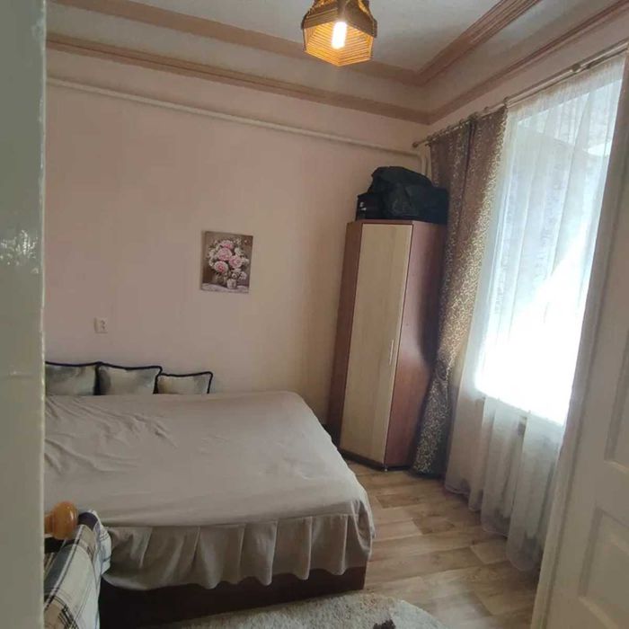 Продам 3 кімнати з кабінетом в коммунальній  квартирі, Виконкомівська.