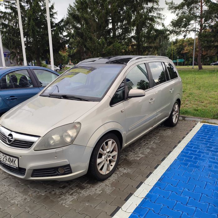 Opel Zafira B автомобиль