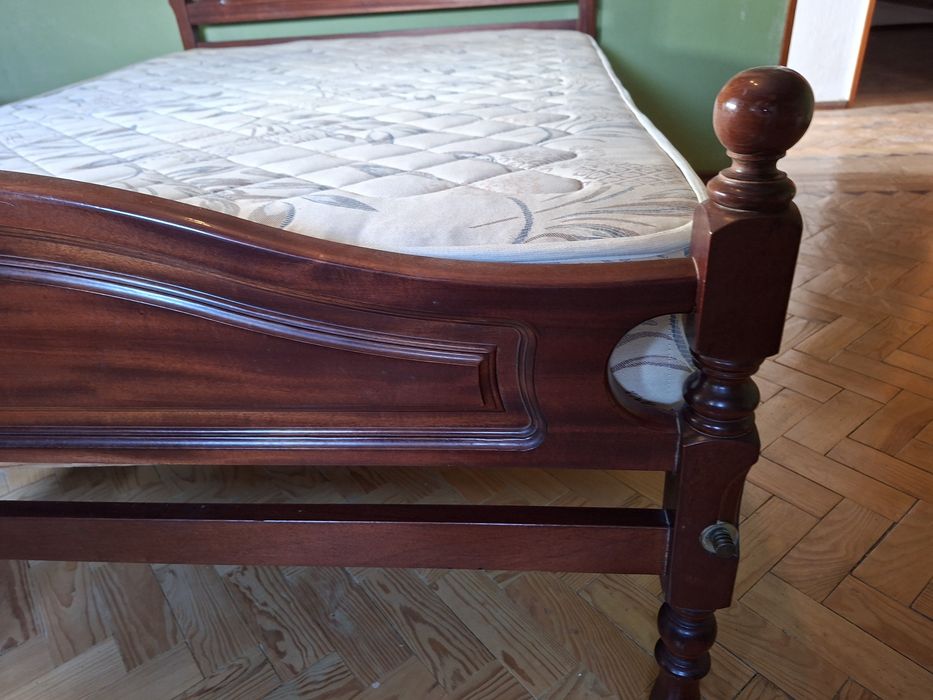 Cama casal de madeira
