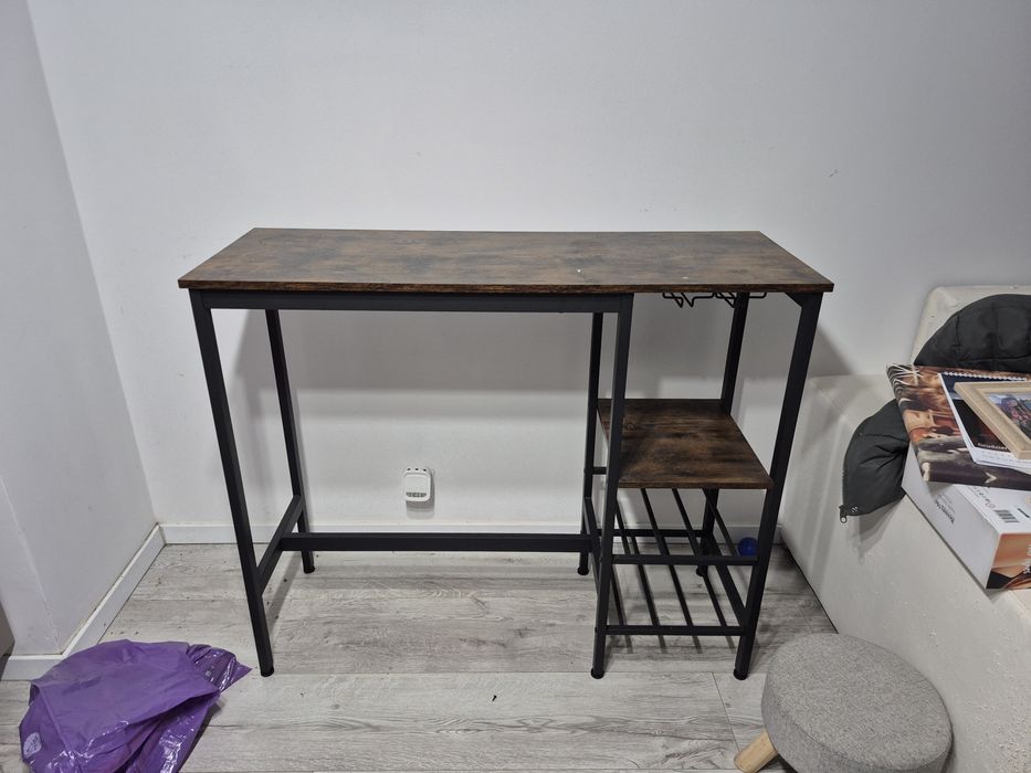 Stolik barowy i dwa hokery