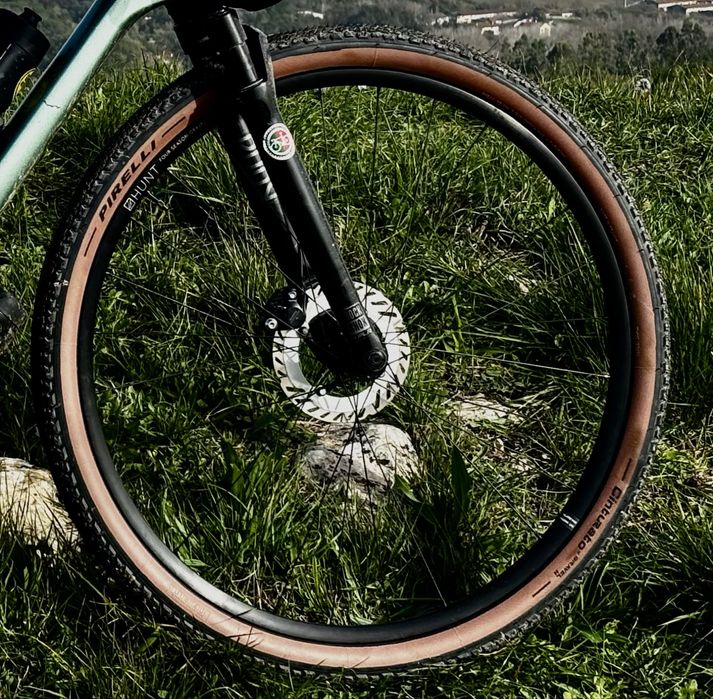 2 pneus usados de Gravel da Pirelli  Cinturato™ H Classic TechWALL 127 TPI SpeedGRIP Tubeless 700 x 50