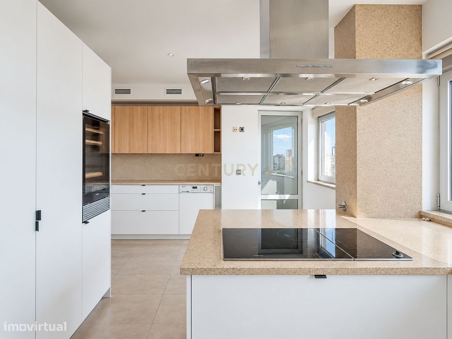 T5+1 Duplex em Linda-a-Velha com 291 m² úteis, 5 estacionamentos e vis