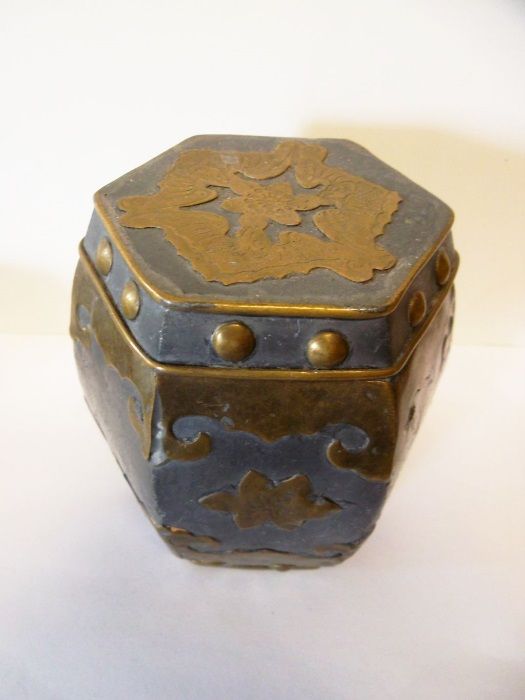 antigo conjunto de caixa de cigarros e cinzeiro em estanho e latão