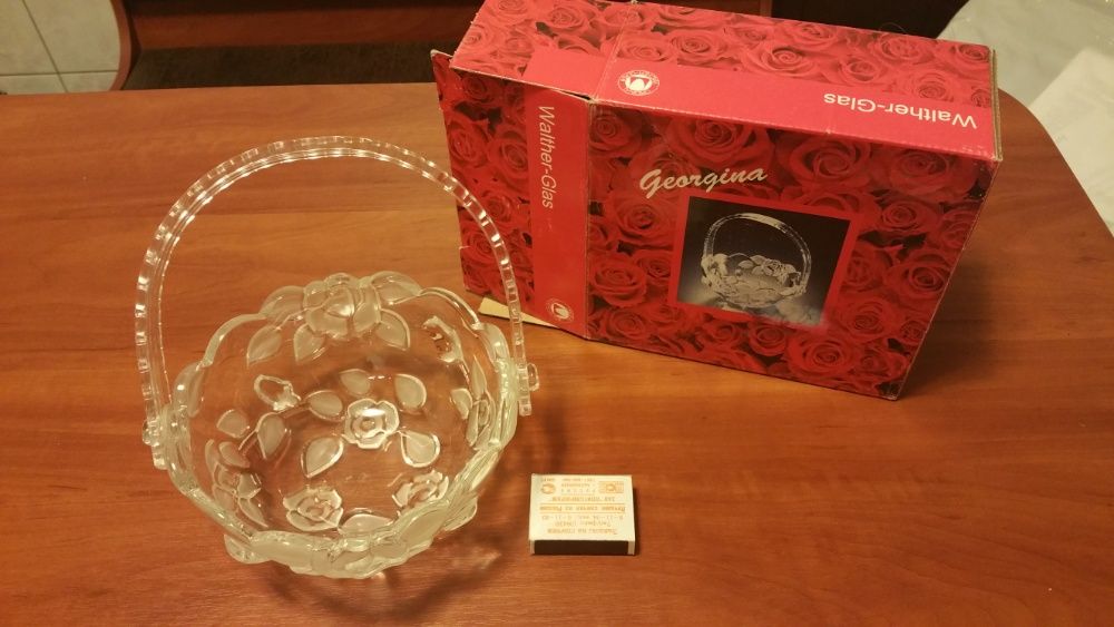 Стеклянная ваза с ручкой конфетница