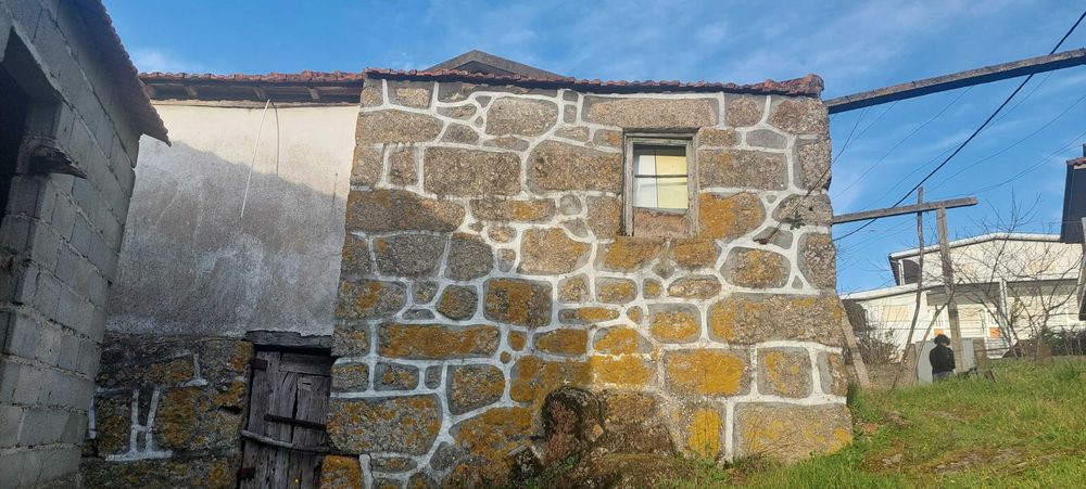 Moradia com terreno e anexos junto ao Centro de Saúde de Resende