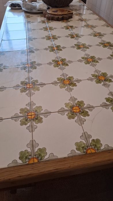 Mesa com bancos rústicos